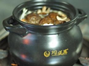 10、倒入开水，小火慢炖30分钟，出锅前调入味精和盐，在加入香菜，一道营养、滋补的冬瓜养生汤就做好了