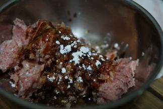 放入所有调料，搅拌5分钟以上，混合均匀，搅打至上劲