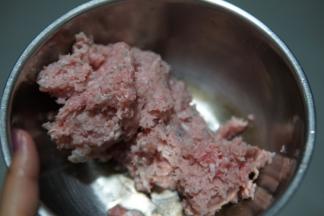 猪肉和虾一起剁成肉糜