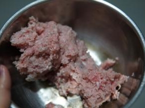 猪肉和虾一起剁成肉糜
