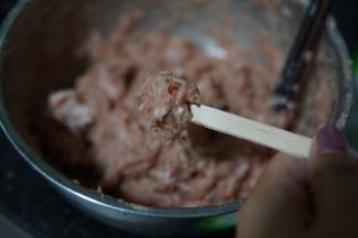 搅打好的肉馅，取一小份（冰淇淋棍很好用 刚好这么大）