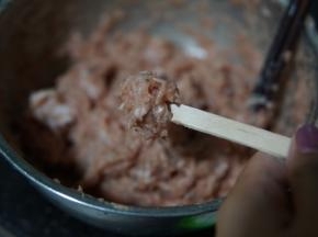 搅打好的肉馅，取一小份（冰淇淋棍很好用 刚好这么大）