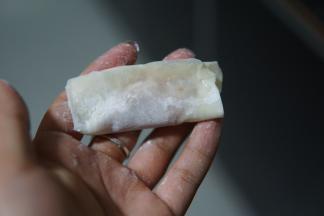 一端抹一点水贴合馄饨皮