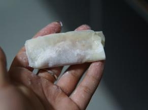 一端抹一点水贴合馄饨皮