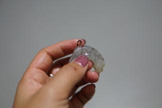 把虾线挑出来