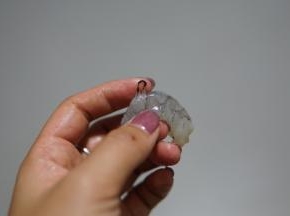 把虾线挑出来