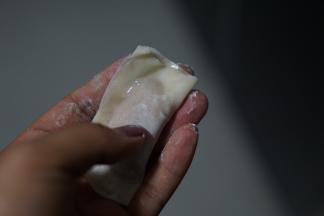 在贴合好的馄饨的一角也沾一些水