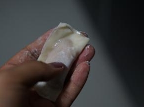 在贴合好的馄饨的一角也沾一些水