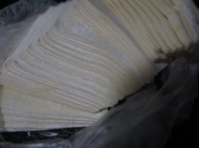 再准备适量馄饨皮