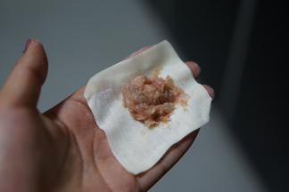 肉馅放入馄饨皮中心