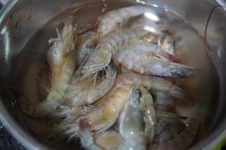 先来处理虾，清洗干净