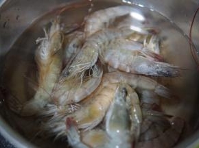 先来处理虾，清洗干净