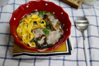 馄饨煮熟后，加紫菜和蛋皮葱花调味即可