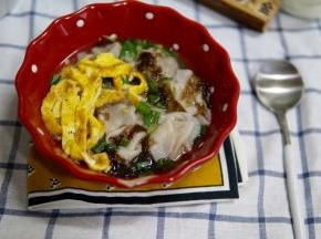 馄饨煮熟后，加紫菜和蛋皮葱花调味即可