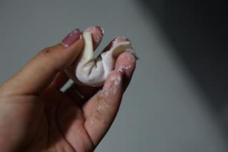 两个角贴在一起，如图所示即可