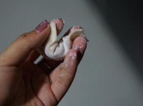 两个角贴在一起，如图所示即可