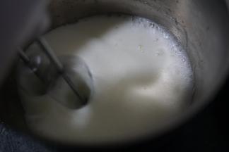 继续打蛋白到蛋白细腻加入最后一次白糖（如图所示）