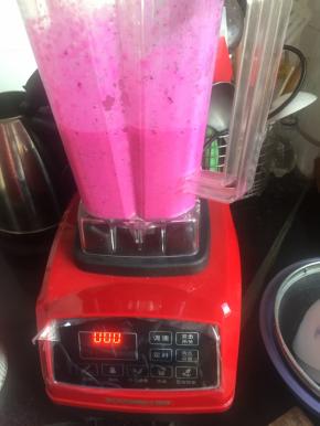 只需几秒，火龙果奶昔就好了