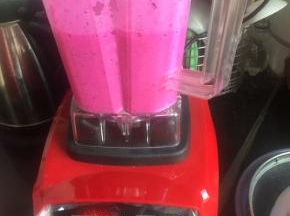 只需几秒，火龙果奶昔就好了