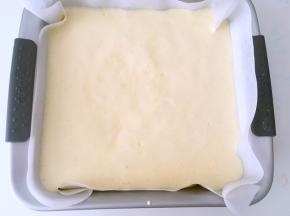 模具铺油纸，将翻拌好的面糊抬高20厘米倒入模具