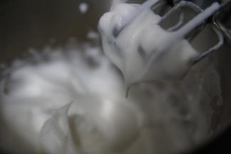 一直打到蛋白，出现弯钩状即可（如图所示）