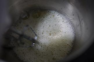 蛋白打到有大气泡，放入第一次白糖（如图所示）