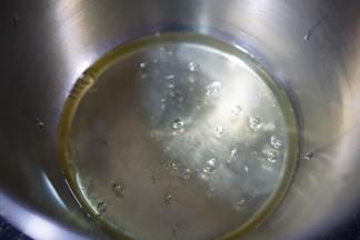 蛋白盆内倒入柠檬汁，这时候也可以预热烤箱了。170度为参考温度