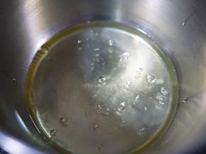 蛋白盆内倒入柠檬汁，这时候也可以预热烤箱了。170度为参考温度