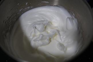 打发好的蛋白，看起来是蛮坚挺的状态