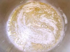 黄油小火加热至融化，开始冒泡泡关火