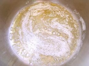 黄油小火加热至融化，开始冒泡泡关火