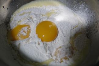 再把之前剩的鸡蛋，继续分离鸡蛋蛋白和蛋黄，蛋黄放面粉盆内，蛋白放蛋白打蛋盆内