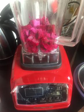 火龙果切块放破壁机