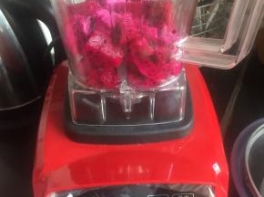 火龙果切块放破壁机