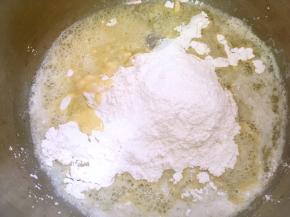 加入过筛的低筋面粉跟一小撮盐，用刮棒搅拌均匀，放凉