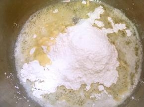 加入过筛的低筋面粉跟一小撮盐，用刮棒搅拌均匀，放凉