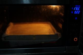 借助刮刀抚平，放入烤箱内，170度25分钟左右