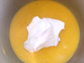 烤箱预热160度，将打发好的蛋白加入到蛋黄糊中翻拌均匀