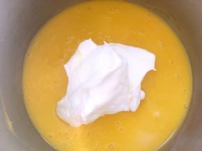 烤箱预热160度，将打发好的蛋白加入到蛋黄糊中翻拌均匀