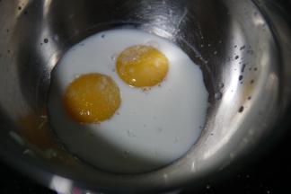 再放入40克牛奶，1克盐