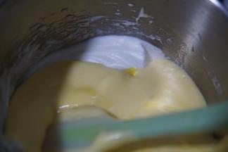 翻拌好的蛋黄糊全部倒入蛋白内