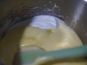 翻拌好的蛋黄糊全部倒入蛋白内