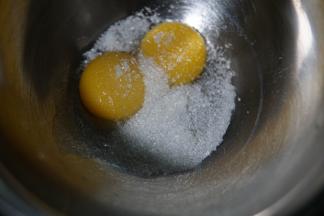 蛋黄内放入10克白糖