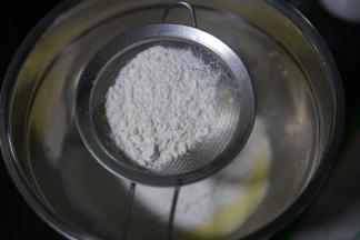筛入全部的低筋面粉