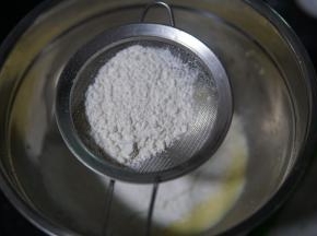 筛入全部的低筋面粉