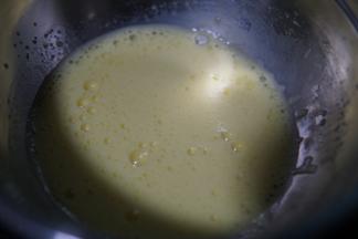 搅拌至蛋液上面有一层细腻的泡沫，如图所示即可