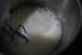 继续用打蛋器打蛋白到小气泡加入第二次白糖（如图所示）