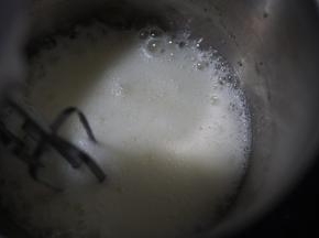 继续用打蛋器打蛋白到小气泡加入第二次白糖（如图所示）