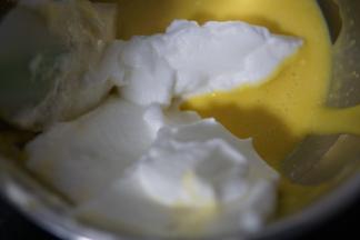 打发好的蛋白，取三分之一加入到蛋黄糊内