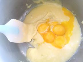 分离鸡蛋，蛋白打至干净容器，蛋黄加入到面糊中搅拌均匀